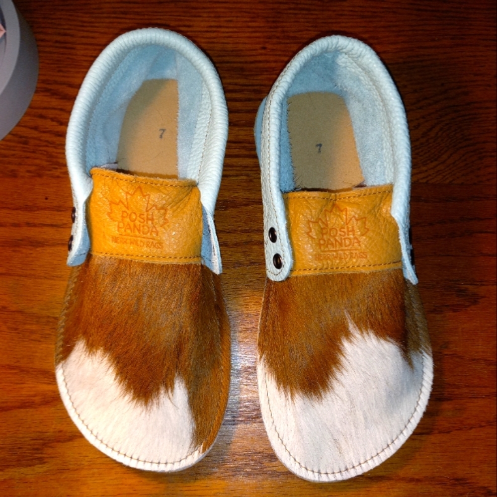 Posh Panda Herr Wild Rag Hampton Style hair on hide barefoot shoes.